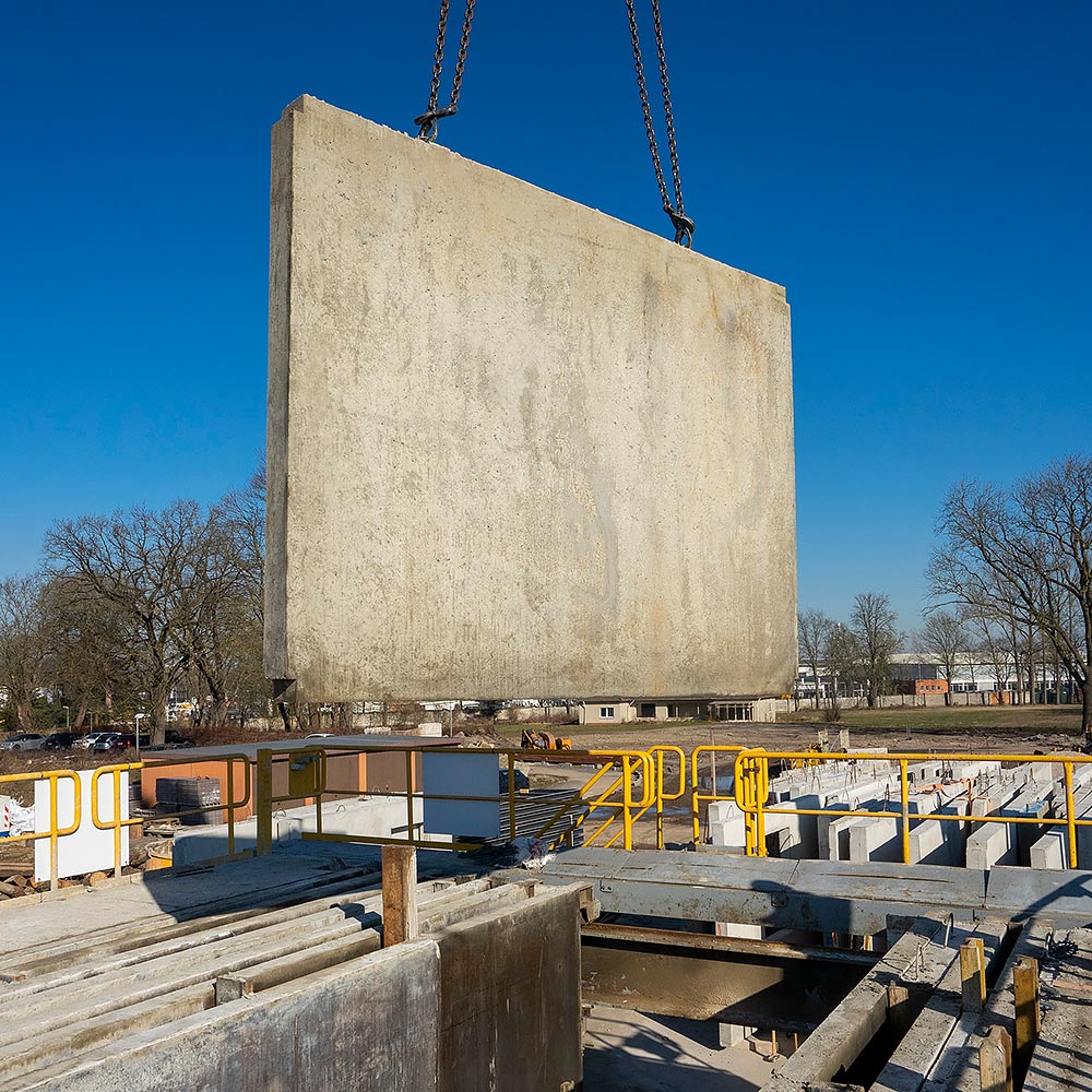 Eine fertige Betonwand wird aus dem Toaster gebehoben